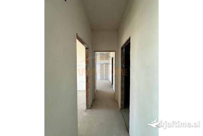 Shtepi ne shitje Apartament ne Tirane, 2+1, Mobilimi Bosh, pa mobiluar, Pagesa 245,000  Euro.