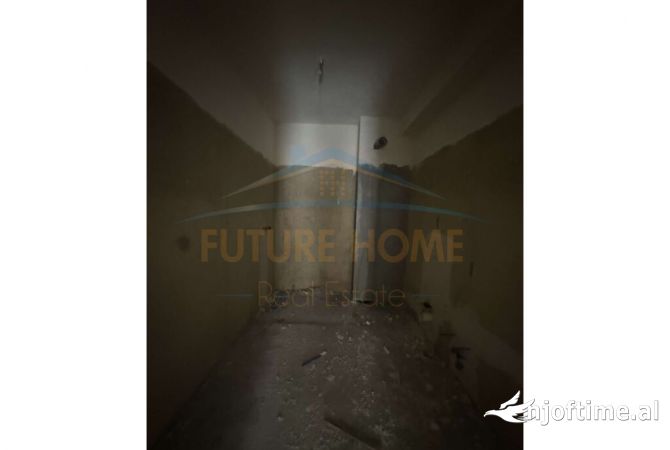 Shtepi ne shitje Apartament ne Tirane, 2+1, Mobilimi Bosh, pa mobiluar, Pagesa 164,000  Euro.