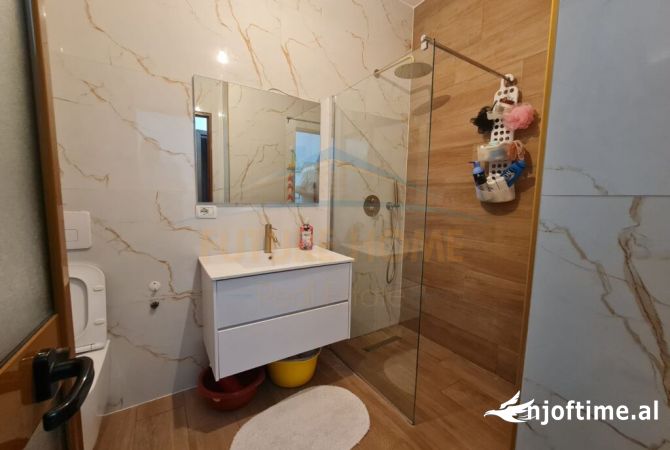 Shtepi ne shitje Apartament ne Tirane, 2+1, Mobilimi Bosh, pa mobiluar, Pagesa 123,000  Euro.