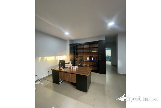 Ambient biznesi me qera 3+1 ne Tirane - 950 Euro