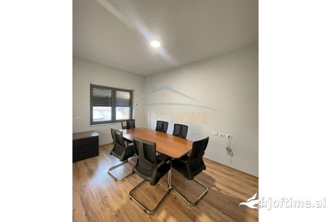 Ambient biznesi me qera 3+1 ne Tirane - 950 Euro
