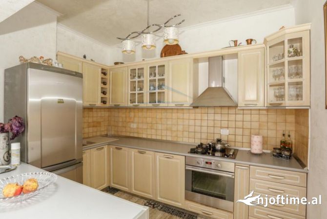 Shtepi ne shitje Apartament ne Tirane, 3+1, Mobilimi E mobiluar, Pagesa 380,000  Euro.