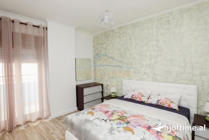 Shtepi ne shitje Apartament ne Tirane, 3+1, Mobilimi E mobiluar, Pagesa 380,000  Euro.