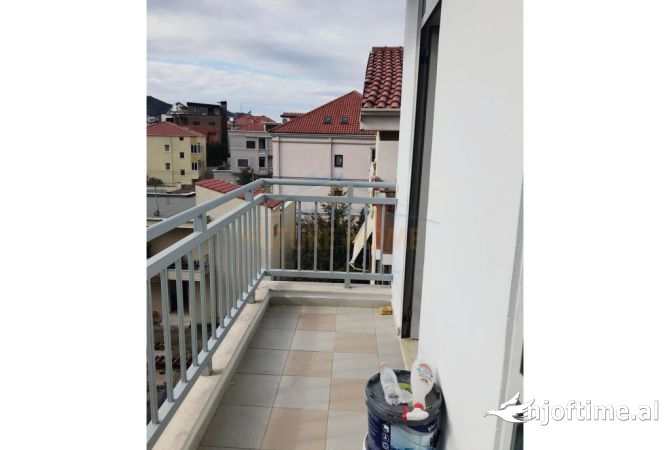 Shtepi ne shitje Apartament ne Tirane, 2+1, Mobilimi Bosh, pa mobiluar, Pagesa 180,000  Euro.