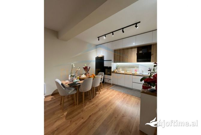 Shtepi ne shitje Apartament ne Tirane, 2+1, Mobilimi E mobiluar, Pagesa 210,000  Euro.