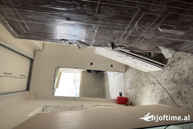 Shtepi ne shitje Apartament ne Tirane, 2+1, Mobilimi Bosh, pa mobiluar, Pagesa 250,000  Euro.