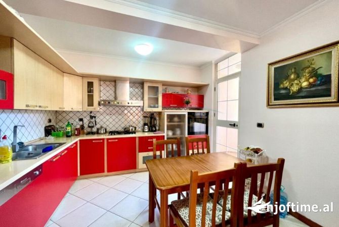 Shtepi ne shitje Apartament ne Tirane, 2+1, Mobilimi E mobiluar, Pagesa 330,000  Euro.