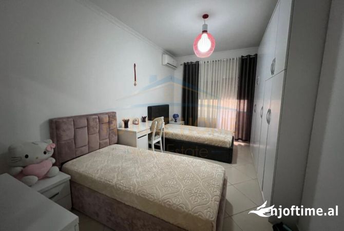 Shtepi ne shitje Apartament ne Tirane, 2+1, Mobilimi E mobiluar, Pagesa 165,000  Euro.