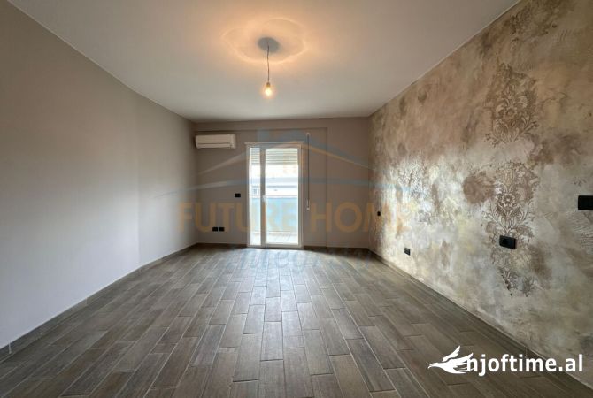 Shtepi ne shitje Apartament ne Tirane, 4+1, Mobilimi Bosh, pa mobiluar, Pagesa 250,000  Euro.