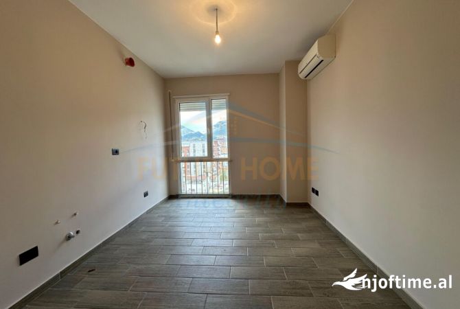 Shtepi ne shitje Apartament ne Tirane, 4+1, Mobilimi Bosh, pa mobiluar, Pagesa 250,000  Euro.