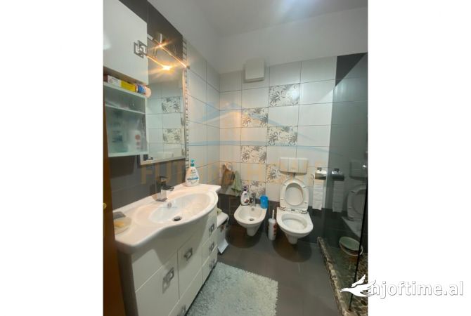 Shtepi ne shitje Apartament ne Tirane, 2+1, Mobilimi E mobiluar, Pagesa 248,000  Euro.