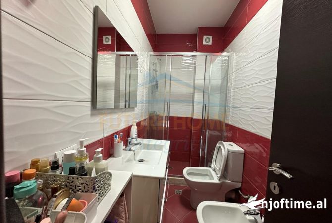 Shtepi ne shitje Apartament ne Tirane, 2+1, Mobilimi E mobiluar, Pagesa 160,000  Euro.