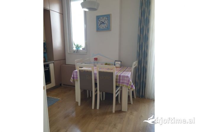 Shtepi ne shitje Apartament ne Tirane, 2+1, Mobilimi E mobiluar, Pagesa 199,000  Euro.