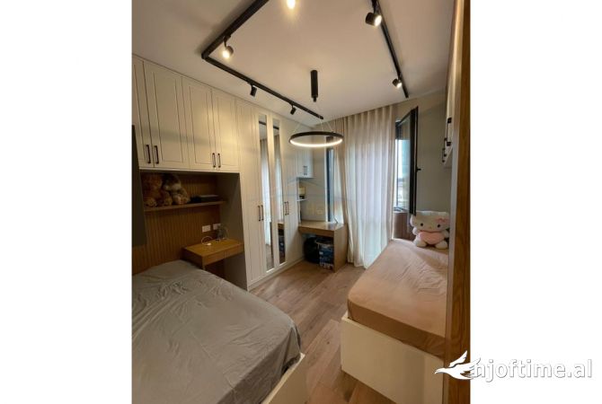 Shtepi ne shitje Apartament ne Tirane, 2+1, Mobilimi E mobiluar, Pagesa 225,000  Euro.