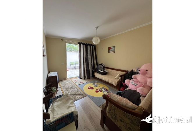 Shtepi ne shitje Apartament ne Tirane, 3+1, Mobilimi E mobiluar, Pagesa 230,000  Euro.