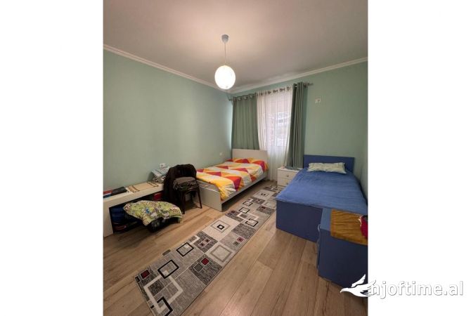 Shtepi ne shitje Apartament ne Tirane, 3+1, Mobilimi E mobiluar, Pagesa 230,000  Euro.