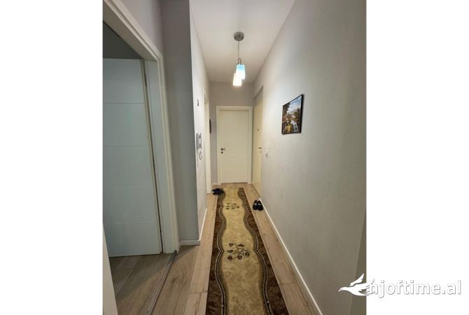 Shtepi ne shitje Apartament ne Tirane, 3+1, Mobilimi E mobiluar, Pagesa 230,000  Euro.