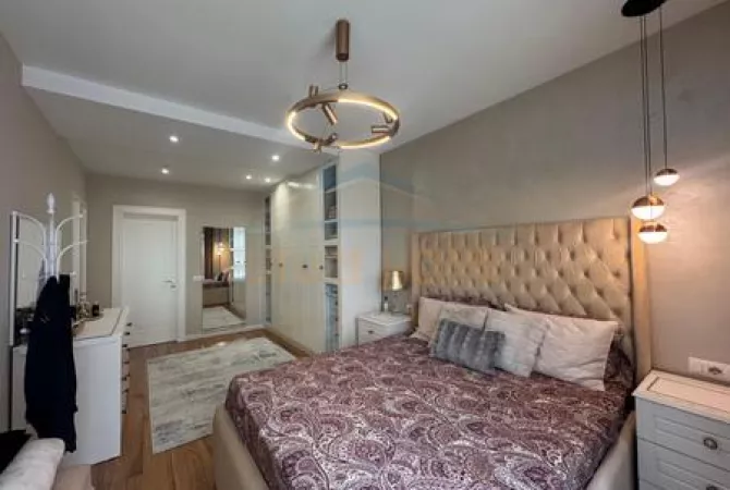 Shtepi ne shitje Apartament ne Tirane, 3+1, Mobilimi E mobiluar, Pagesa 250,000  Euro.