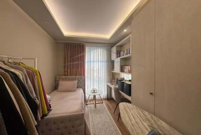 Shtepi ne shitje Apartament ne Tirane, 3+1, Mobilimi E mobiluar, Pagesa 250,000  Euro.