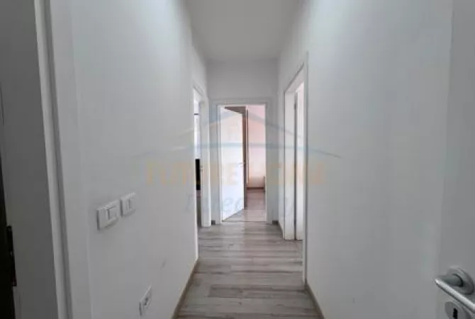 Shtepi ne shitje Apartament ne Tirane, 3+1, Mobilimi Bosh, pa mobiluar, Pagesa 236,000  Euro.