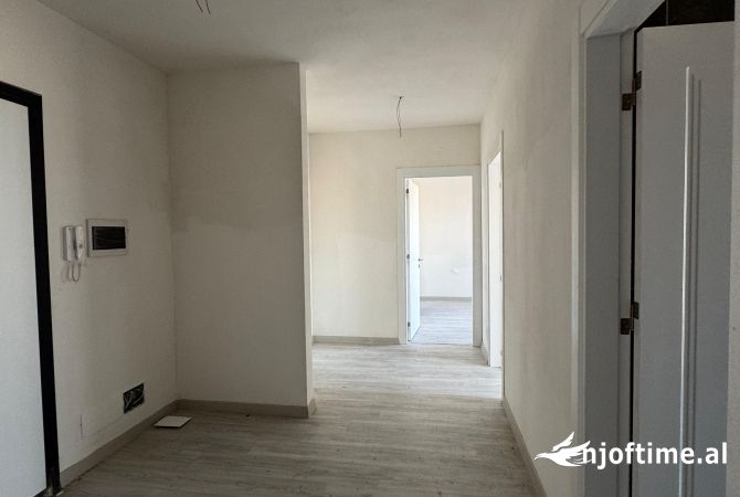Shtepi ne shitje Apartament ne Tirane, 2+1, Mobilimi Bosh, pa mobiluar, Pagesa 186,000  Euro.