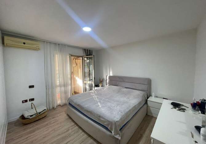 Shtepi ne shitje Apartament ne Tirane, 3+1, Mobilimi E mobiluar, Pagesa 150,000  Euro.