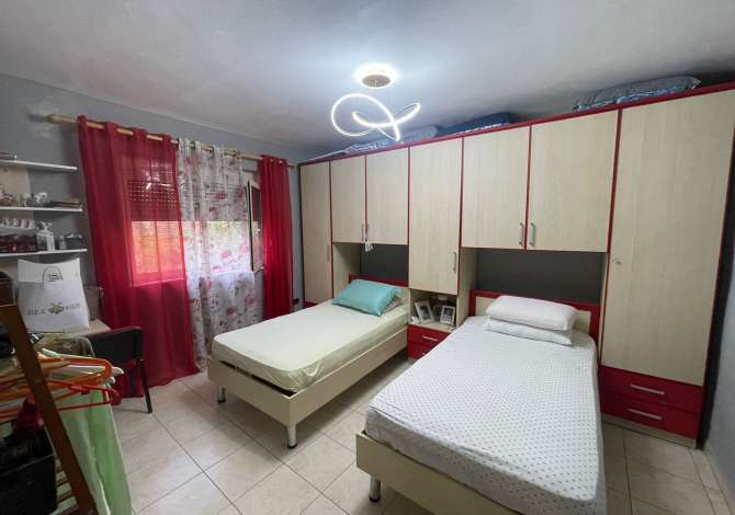 Shtepi ne shitje Apartament ne Tirane, 3+1, Mobilimi E mobiluar, Pagesa 150,000  Euro.