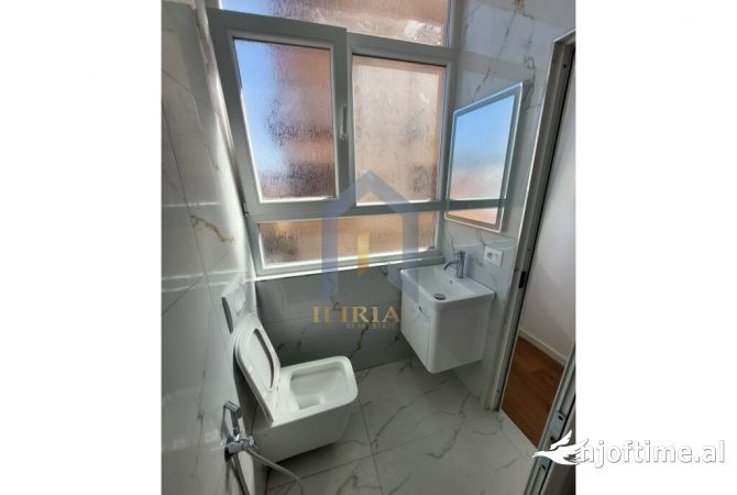 Shtepi ne shitje Apartament ne Tirane, 2+1, Mobilimi Bosh, pa mobiluar, Pagesa 185,000  Euro.