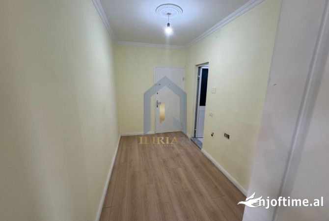 Shtepi ne shitje Apartament ne Tirane, 1+1, Mobilimi Bosh, pa mobiluar, Pagesa 75,000  Euro.