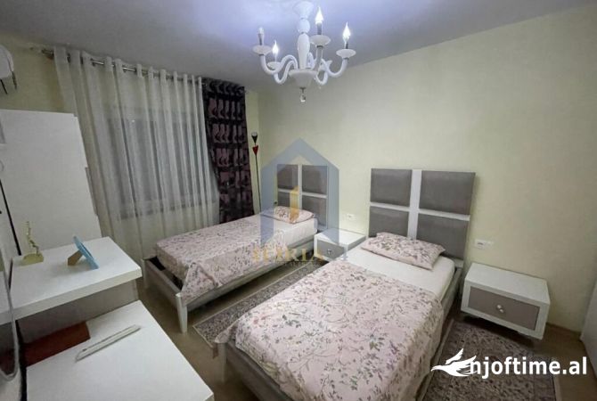 Shtepi ne shitje Apartament ne Tirane, 2+1, Mobilimi E mobiluar, Pagesa 185,000  Euro.