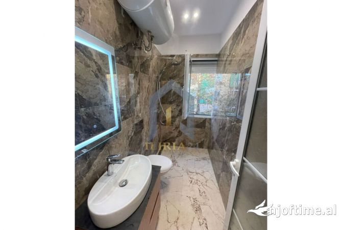 Shtepi ne shitje Apartament ne Tirane, 1+1, Mobilimi Bosh, pa mobiluar, Pagesa 125,000  Euro.