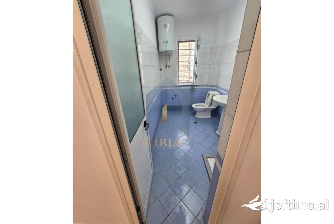 Shtepi ne shitje Apartament ne Tirane, 1+1, Mobilimi Bosh, pa mobiluar, Pagesa 79,000  Euro.