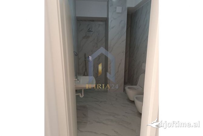 Shtepi me qera Apartament ne Tirane, Garsoniere, Mobilimi Bosh, pa mobiluar, Pagesa 255  Euro.