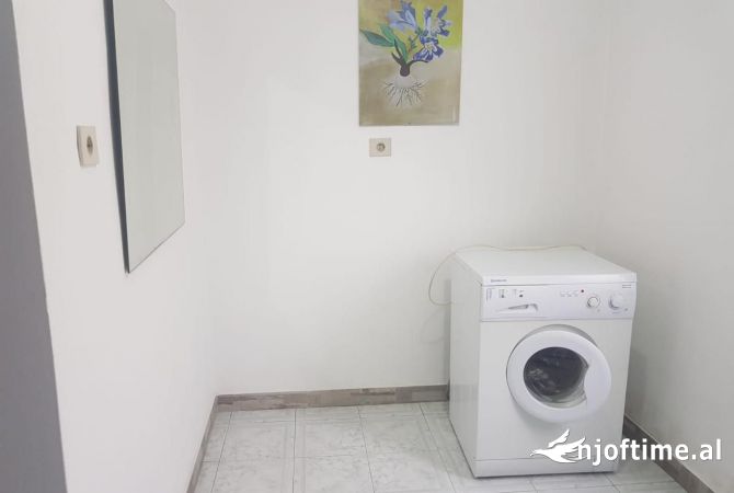 Shtepi me qera Apartament ne Tirane, 1+1, Mobilimi Pjeserisht e mobiluar, Pagesa 30,000  Leke.