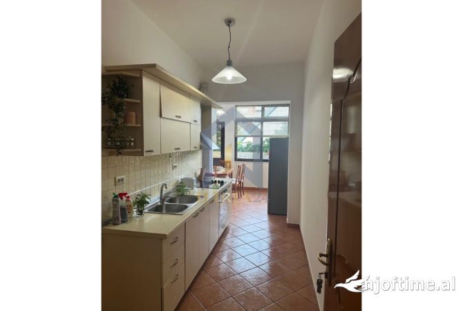 Shtepi me qera Apartament ne Tirane, 2+1, Mobilimi E mobiluar, Pagesa 500  Euro.