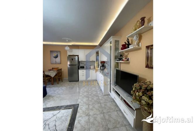 Shtepi ne shitje Apartament ne Tirane, 2+1, Mobilimi E mobiluar, Pagesa 140,000  Euro.