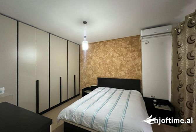 Shtepi ne shitje Apartament ne Tirane, 2+1, Mobilimi E mobiluar, Pagesa 153,000  Euro.