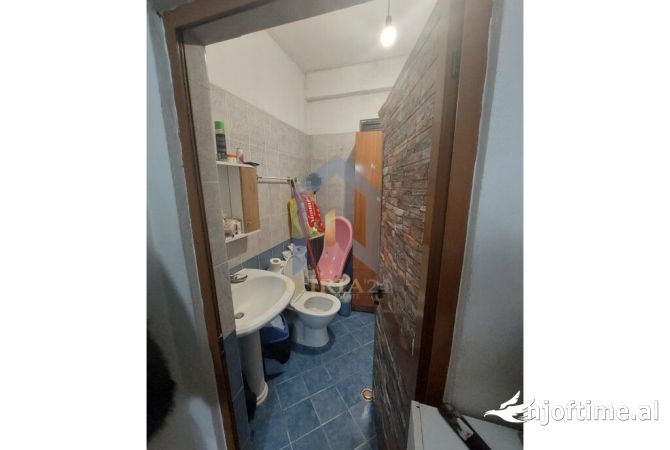 Shtepi ne shitje Apartament ne Tirane, 2+1, Mobilimi E mobiluar, Pagesa 95,000  Euro.