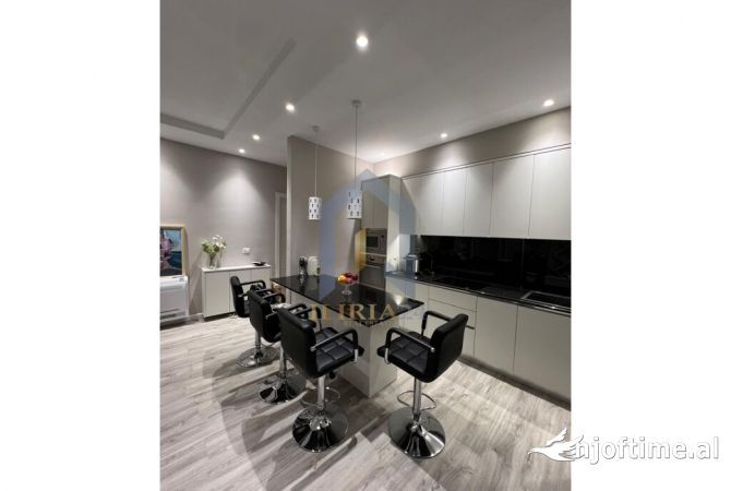 Shtepi ne shitje Apartament ne Tirane, 3+1, Mobilimi E mobiluar, Pagesa 184,500  Euro.