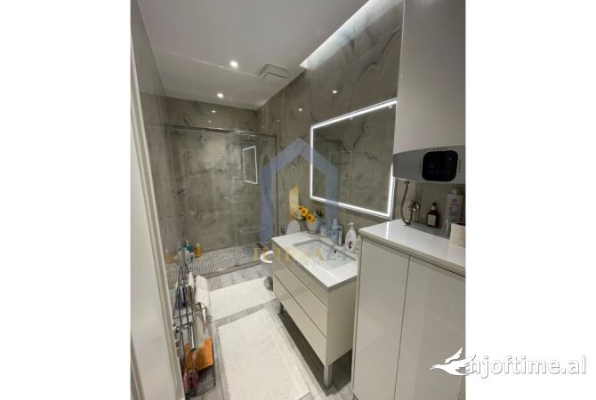 Shtepi ne shitje Apartament ne Tirane, 3+1, Mobilimi E mobiluar, Pagesa 184,500  Euro.