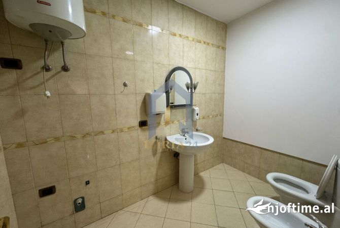 Ambient 4+1 me qira ne "Bllok" 