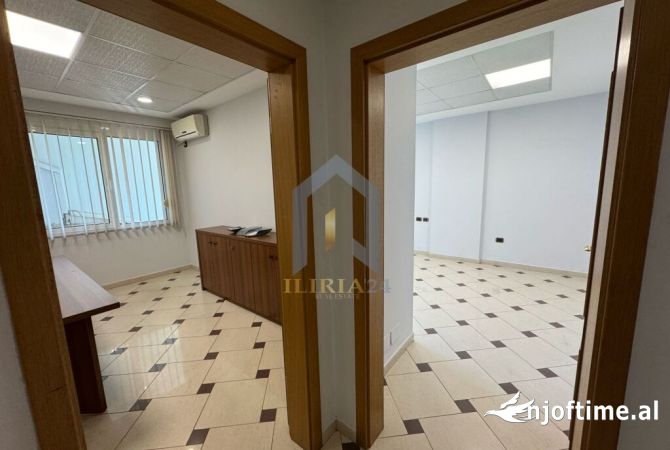 Ambient 4+1 me qira ne "Bllok" 