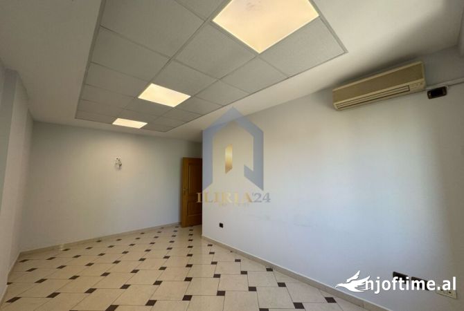 Ambient 4+1 me qira ne "Bllok" 