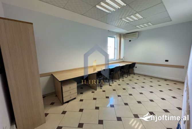 Ambient 4+1 me qira ne "Bllok" 