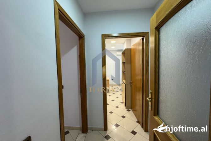 Ambient 4+1 me qira ne "Bllok" 