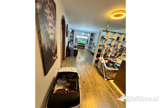 Shtepi ne shitje Apartament ne Tirane, 3+1, Mobilimi E mobiluar, Pagesa 174,398  Euro.