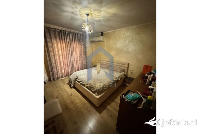 Shtepi ne shitje Apartament ne Tirane, 3+1, Mobilimi E mobiluar, Pagesa 174,398  Euro.