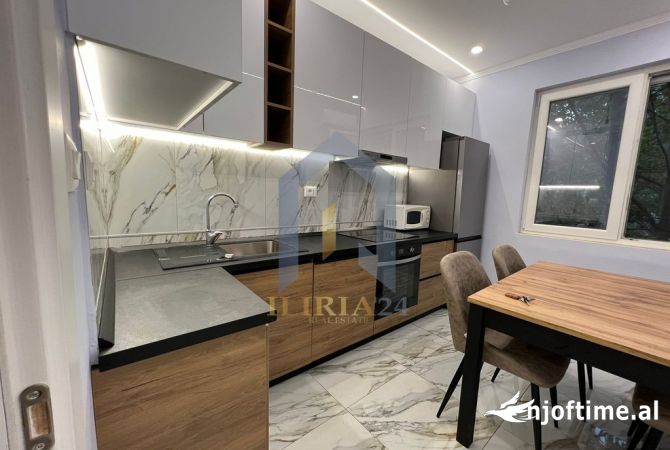 Ambient biznesi me qera 3+1 ne Tirane - 1,000 Euro