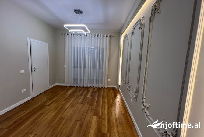 Shtepi ne shitje Apartament ne Tirane, 1+1, Mobilimi Bosh, pa mobiluar, Pagesa 135,000  Euro.