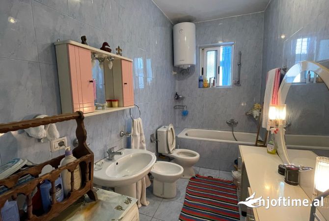 Shtepi ne shitje Apartament ne Tirane, 2+1, Mobilimi E mobiluar, Pagesa 168,000  Euro.